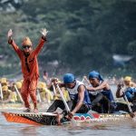 Dhika, bocah penari viral dari Kuansing, membawa tarian 'aura farming' pacu jalur mendunia. Simak kisah dan ajakannya ke festival unik ini!
